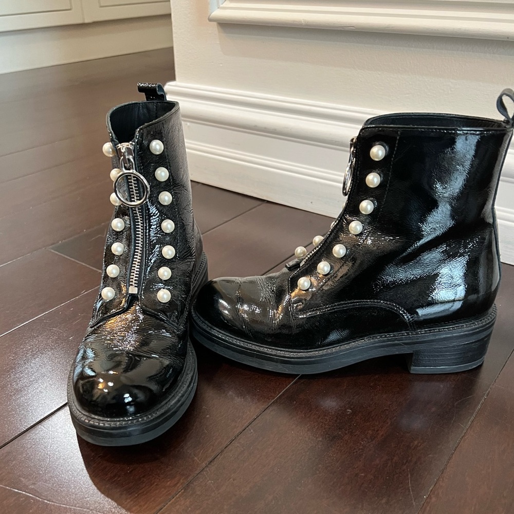 Jeannot Made in Italy women’s ankle boot. With pearl detail and front zipper